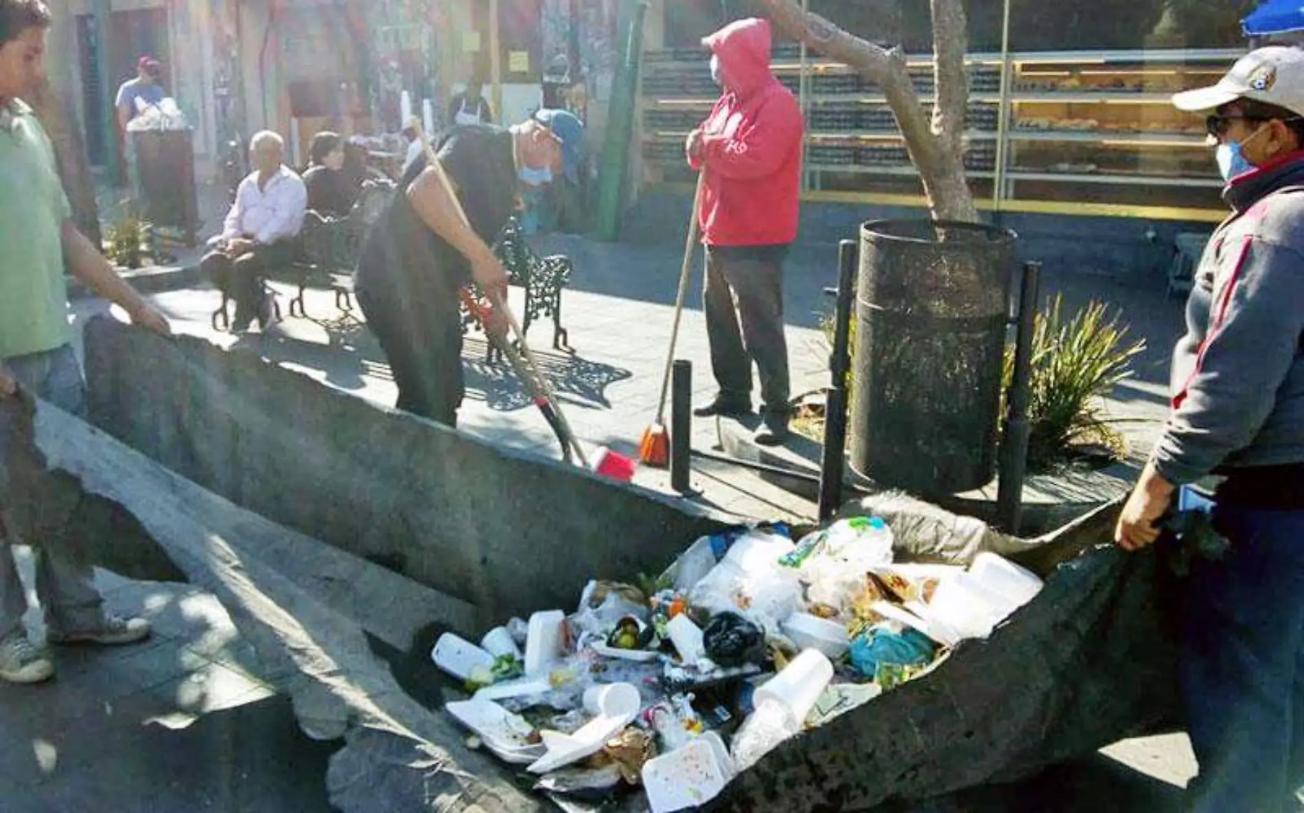 Llama el alcalde a no tirar basura en las calles